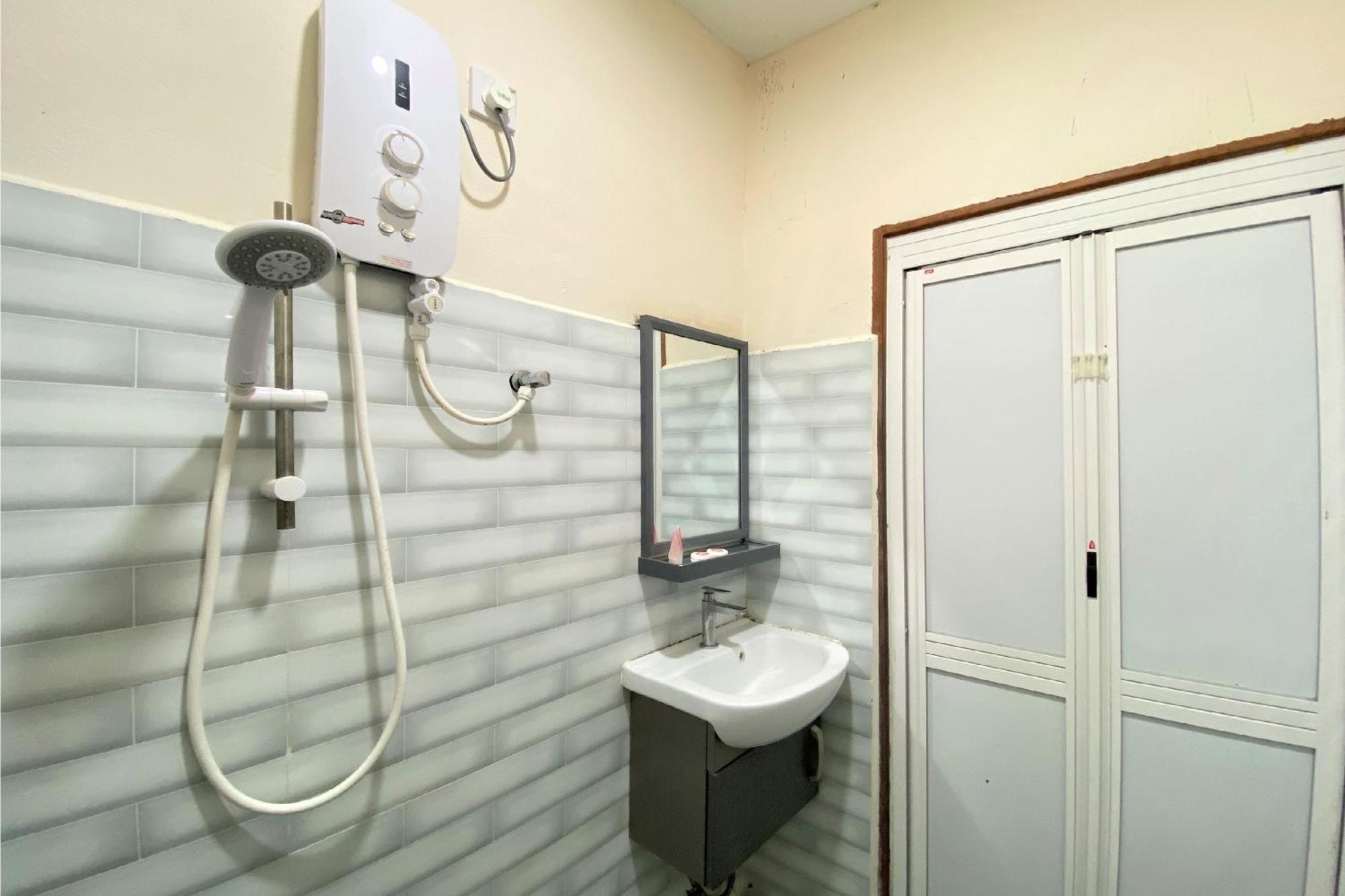 Oyo 90205 Bayu Sintok Motel Чанґлун Екстер'єр фото